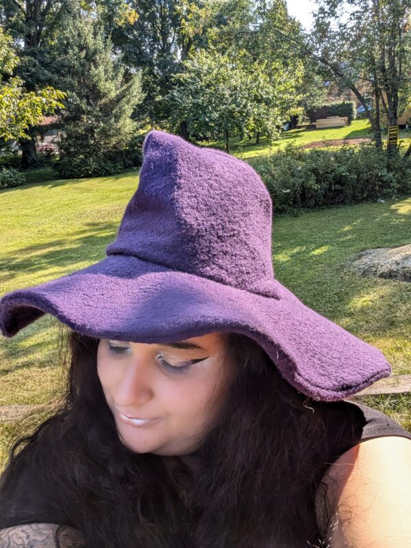 chapeau traditionnel violet améthyste brillant  avec intérieur en satin noir  unique crée par Wicca wolf