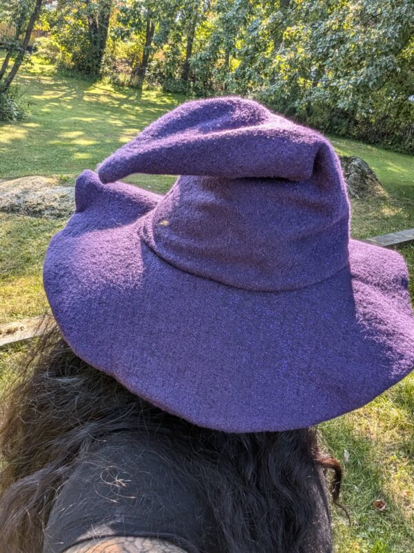 chapeau traditionnel violet améthyste brillant  avec intérieur en satin noir  unique crée par Wicca wolf - Image 2