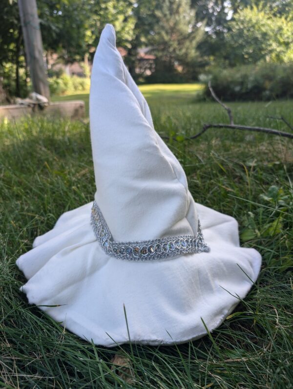 chapeau de sorcière traditionnel blanc modulable, unique fait par Wicca wolf - Image 2